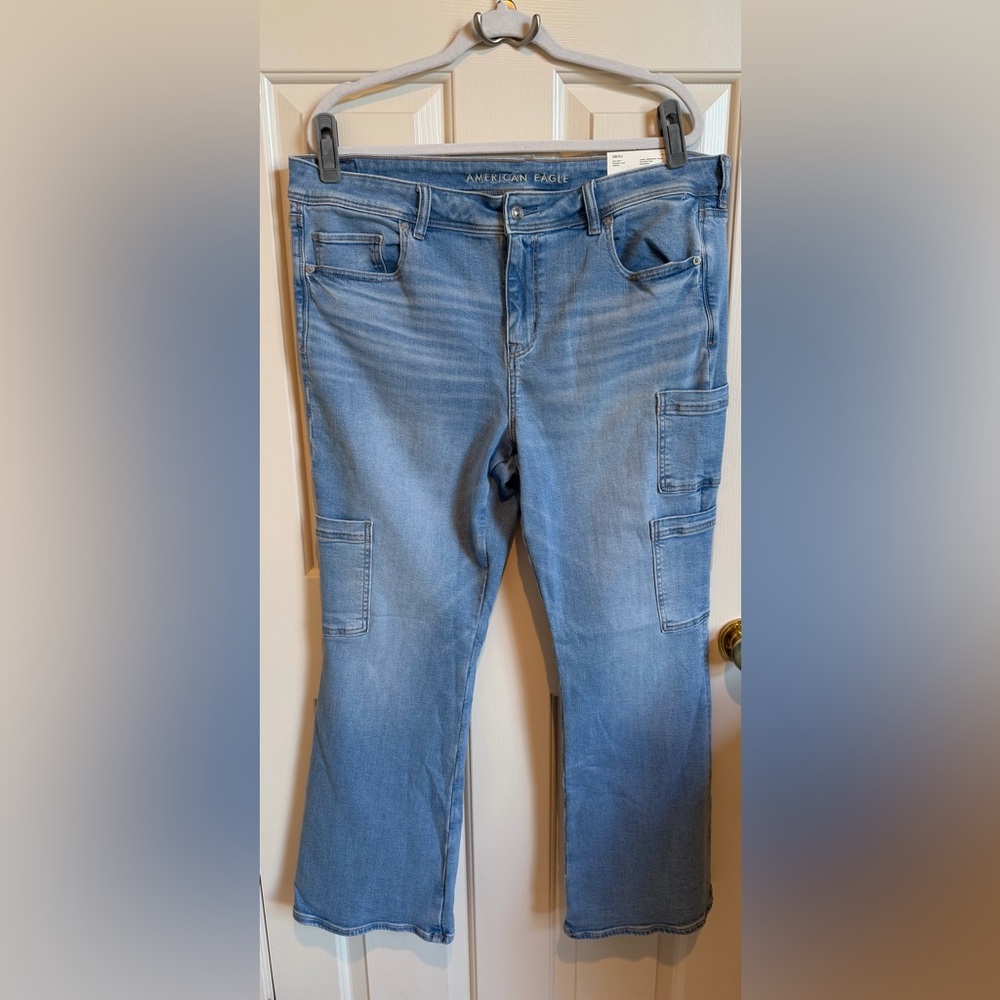 NWT AEO kick boot stretchy cargo jeans. Med wash. Size 18 short